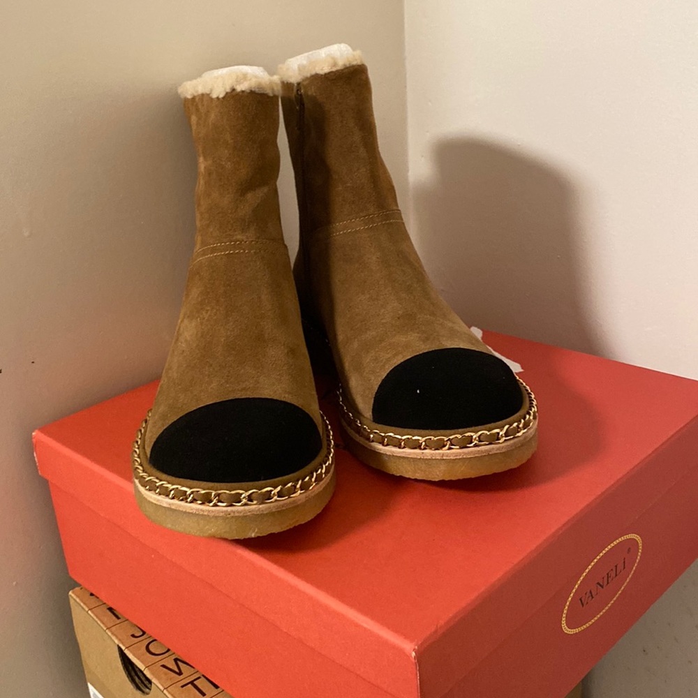 Brown boots with fur on the inside